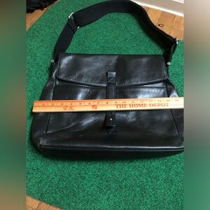 UGG AUSTRALIA MEN'S BRANFORD SLIM MESSENGER LEATHER BAG HANDBAG ( BLACK )